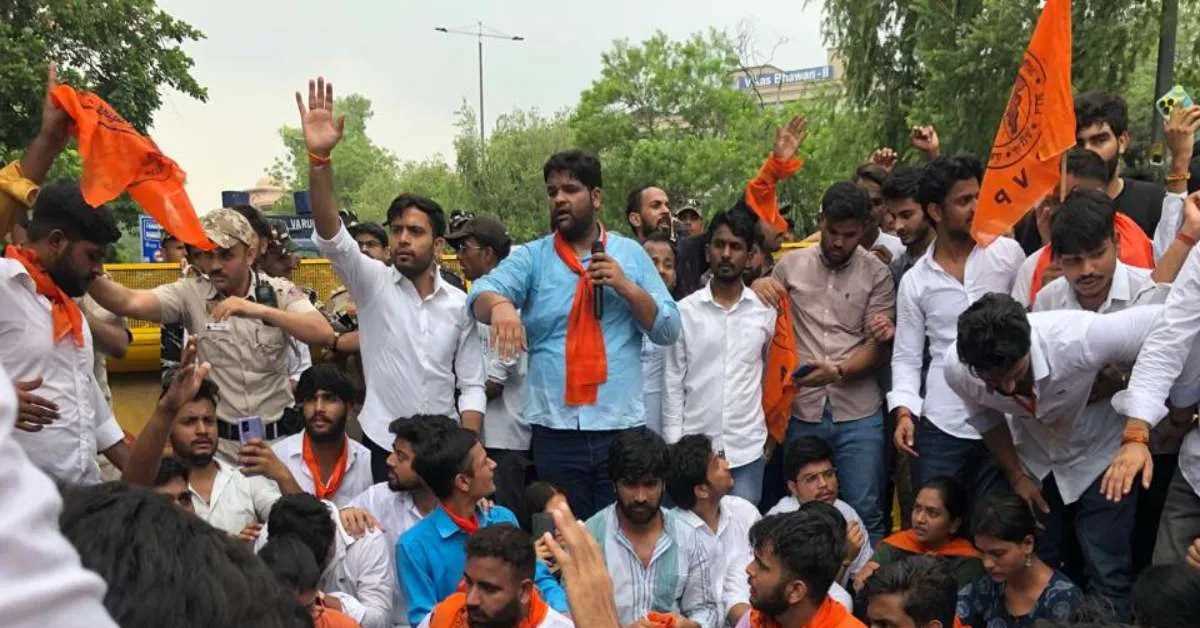 दिल्ली कोचिंग हादसा : केजरीवाल सरकार के खिलाफ एबीवीपी ने किया प्रदर्शन